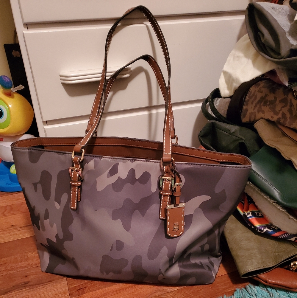Tommy hilfiger camo tote NWOT